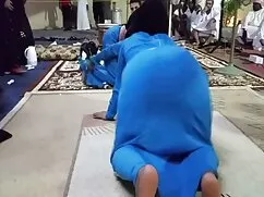 6 زنان آسیایی برای 1 ...